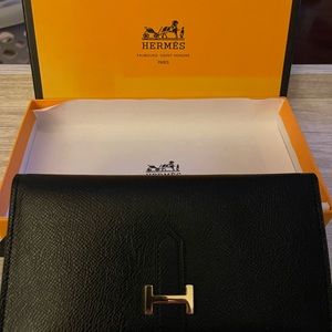 Up for sale is a brand new in the box genuine women’s Hermes Bearn wallet.